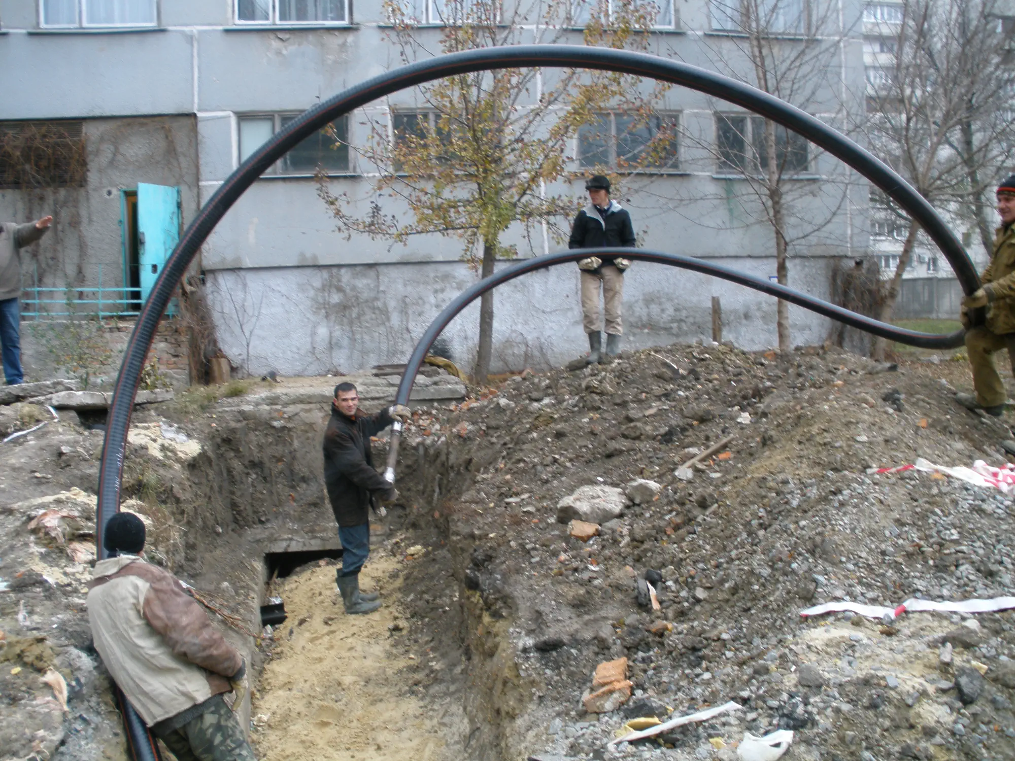 4 - Вводим трубу в тепловую камеру